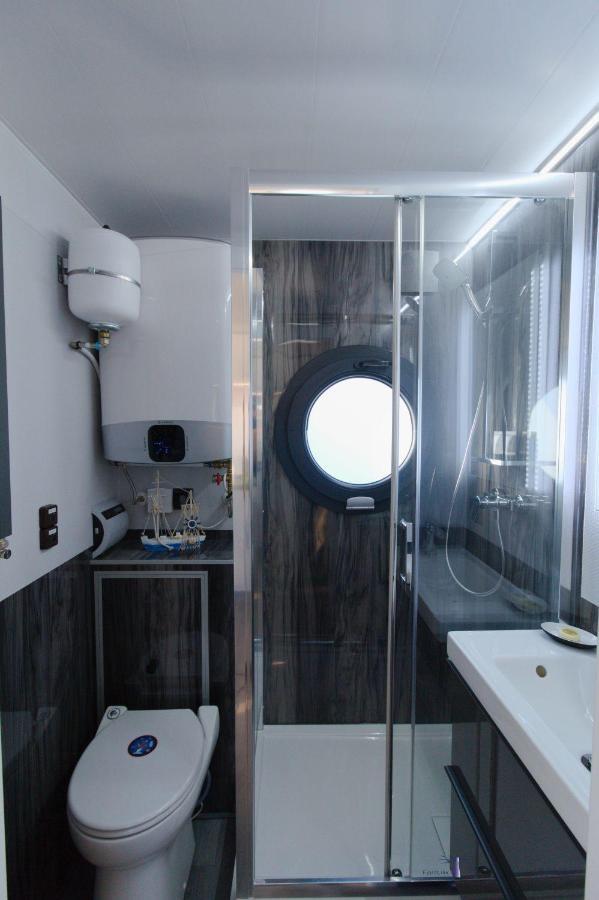 Hausboot Fjord Lacerta Mit Dachterrasse In Wendtorf Dış mekan fotoğraf